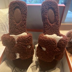 NIB Hermes Cognac Shearling Oran 39